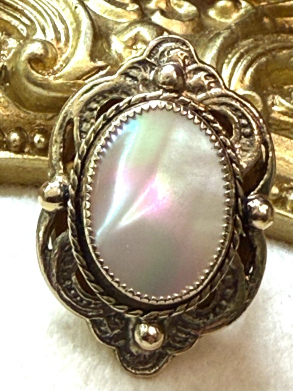 Vintage Whiting & Davis Gold Tone Ring Mother Of Pearl Oval Ajustable Size